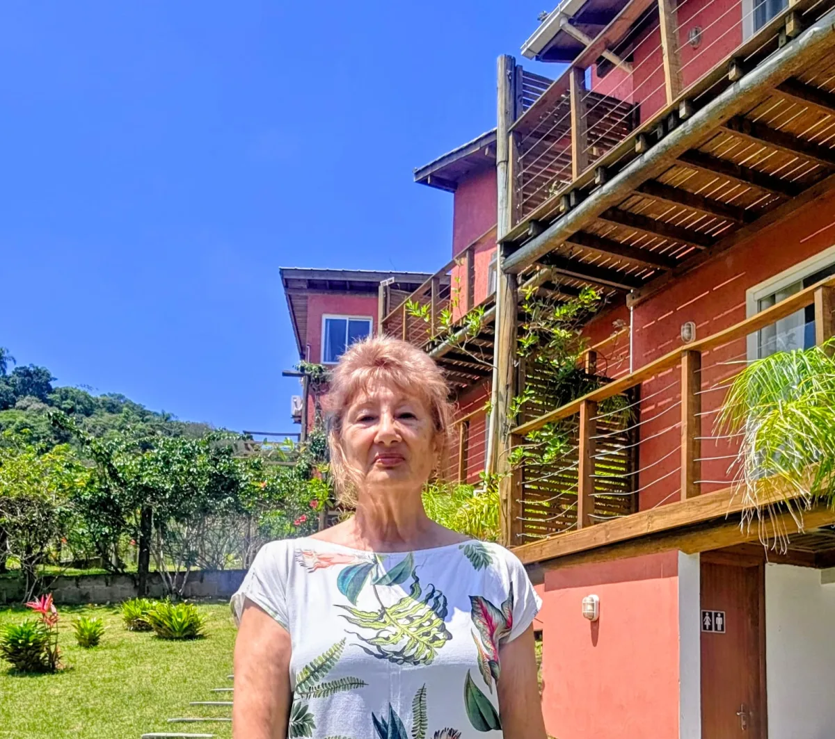 Dona Aida Graciela Plovanich, dona da Pousada Rosa Negra, no jardim da pousada